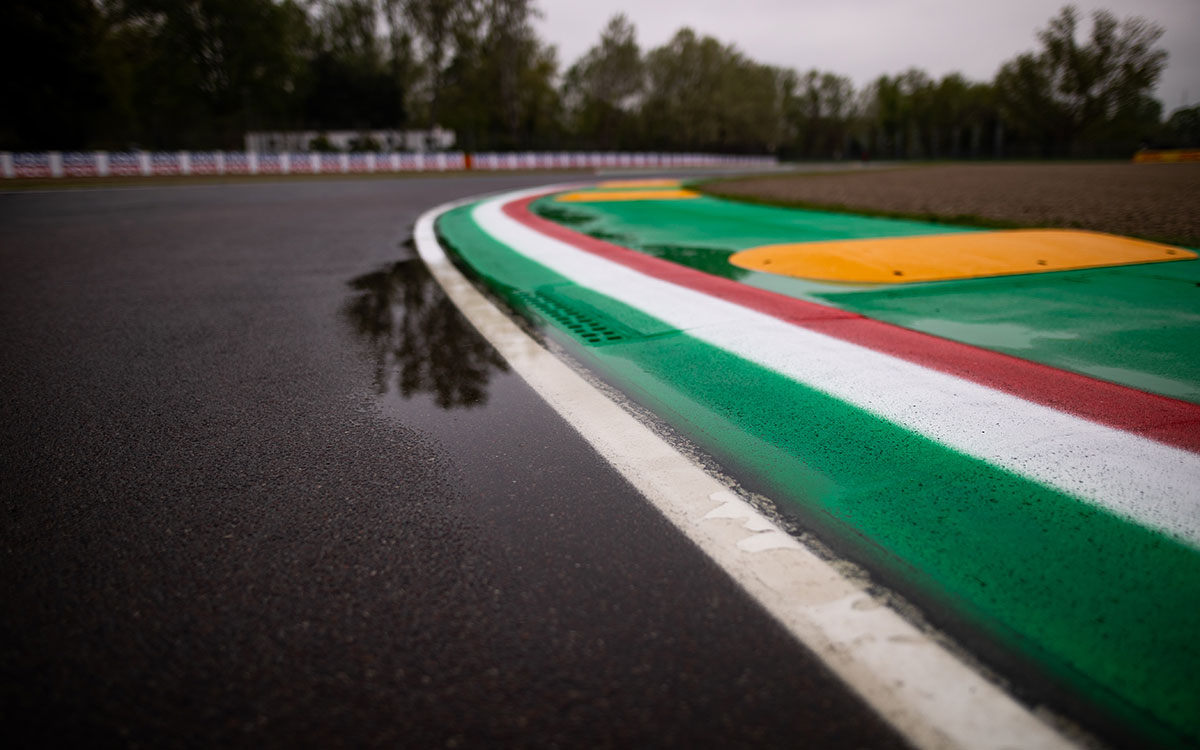 イタリア国旗カラーのイモラ・サーキットの縁石と路面にできた水溜り、2022年4月21日F1エミリア・ロマーニャGP