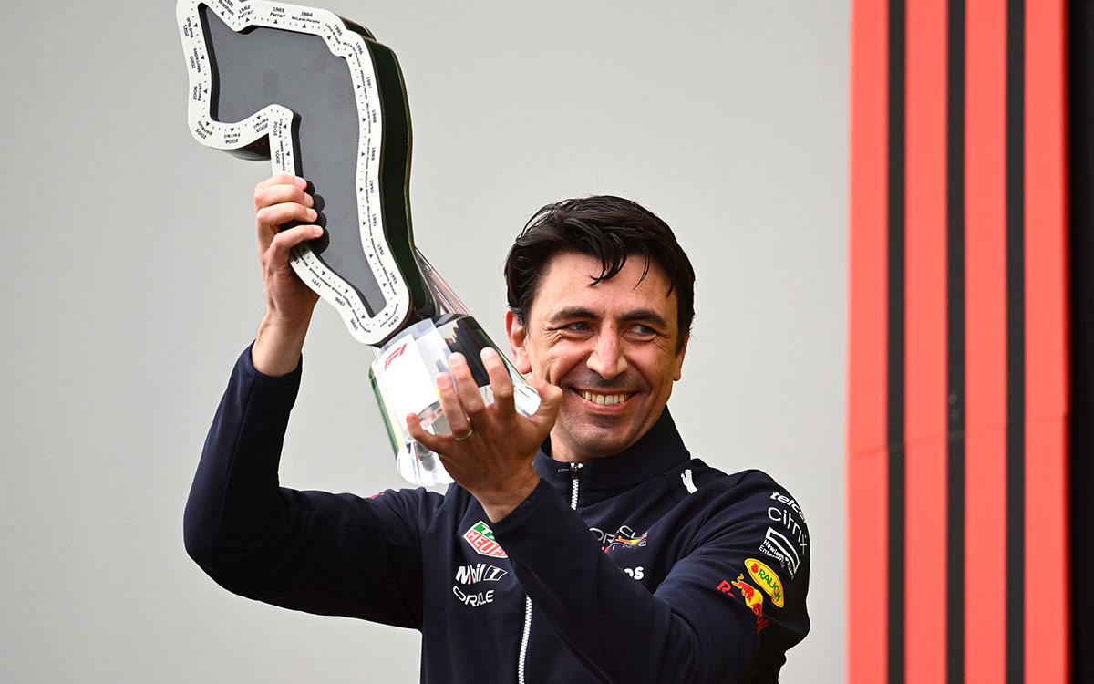 表彰台の上で優勝コンストラクター・トロフィーを掲げるレッドブルのエアロダイナミクス責任者を務めるエンリコ・バルボ、2022年4月24日F1エミリア・ロマーニャGP