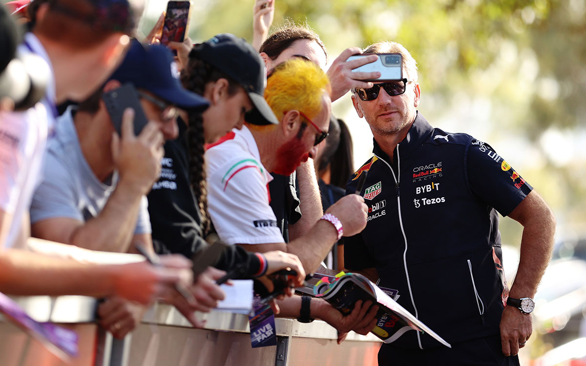 ファンの写真撮影に応じるレッドブル・レーシングのクリスチャン・ホーナー代表、2022年4月8日F1オーストラリアGP