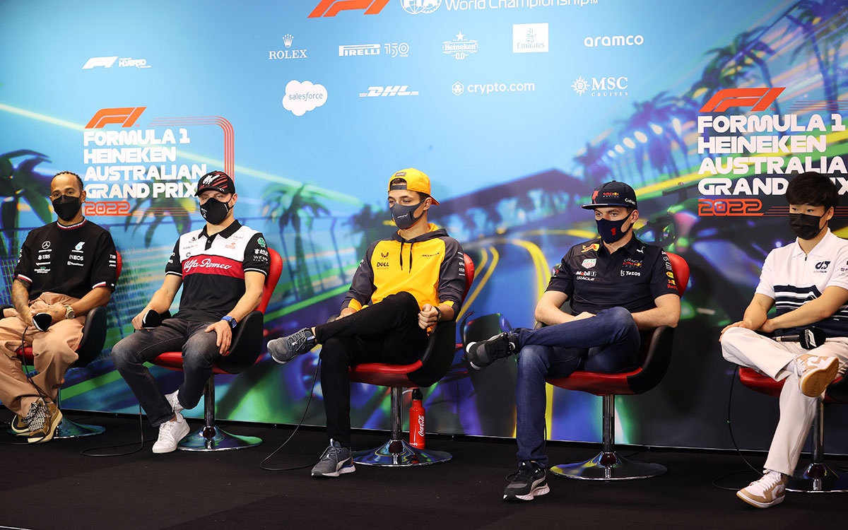 2022年4月8日のF1オーストラリアGP金曜会見に出席したルイス・ハミルトン（メルセデス）、バルテリ・ボッタス（アルファロメオ）、ランド・ノリス（マクラーレン）、マックス・フェルスタッペン（レッドブル）、角田裕毅（アルファタウリ）