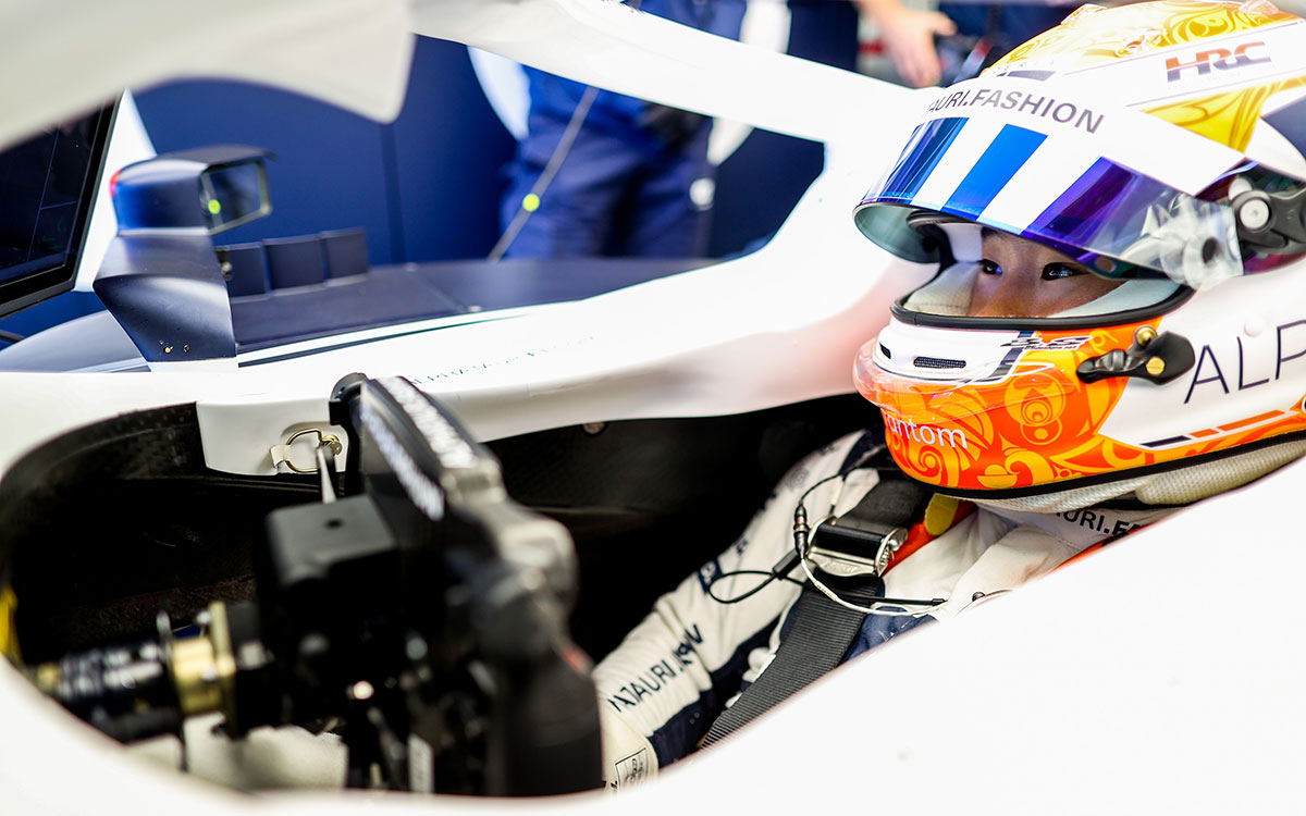 アルファタウリAT03に乗り込みコースインを待つ角田裕毅、2022年4月8日F1オーストラリアGP