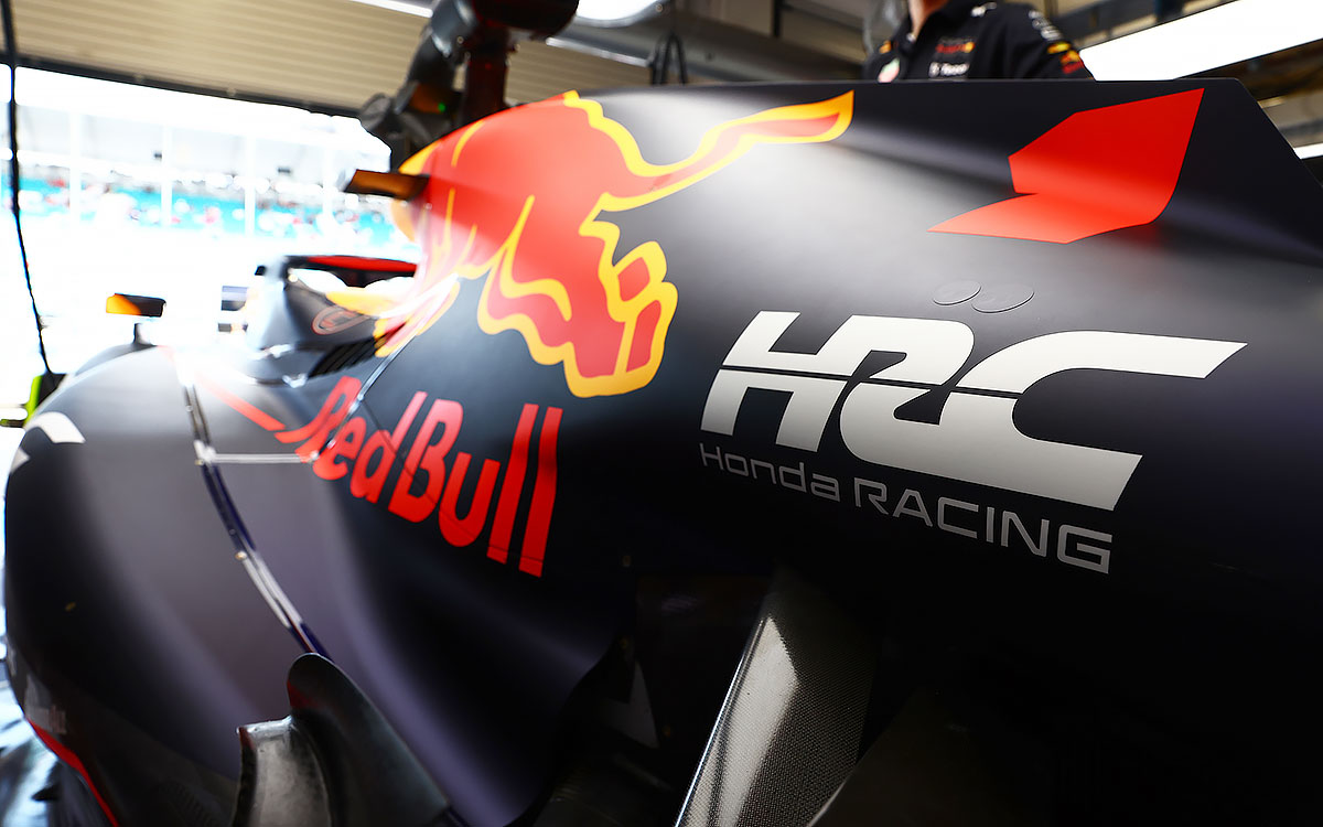 HRC（ホンダ・レーシング）のロゴが掲げられたレッドブルRB18のエンジンカバー、2022年5月6日F1マイアミGP