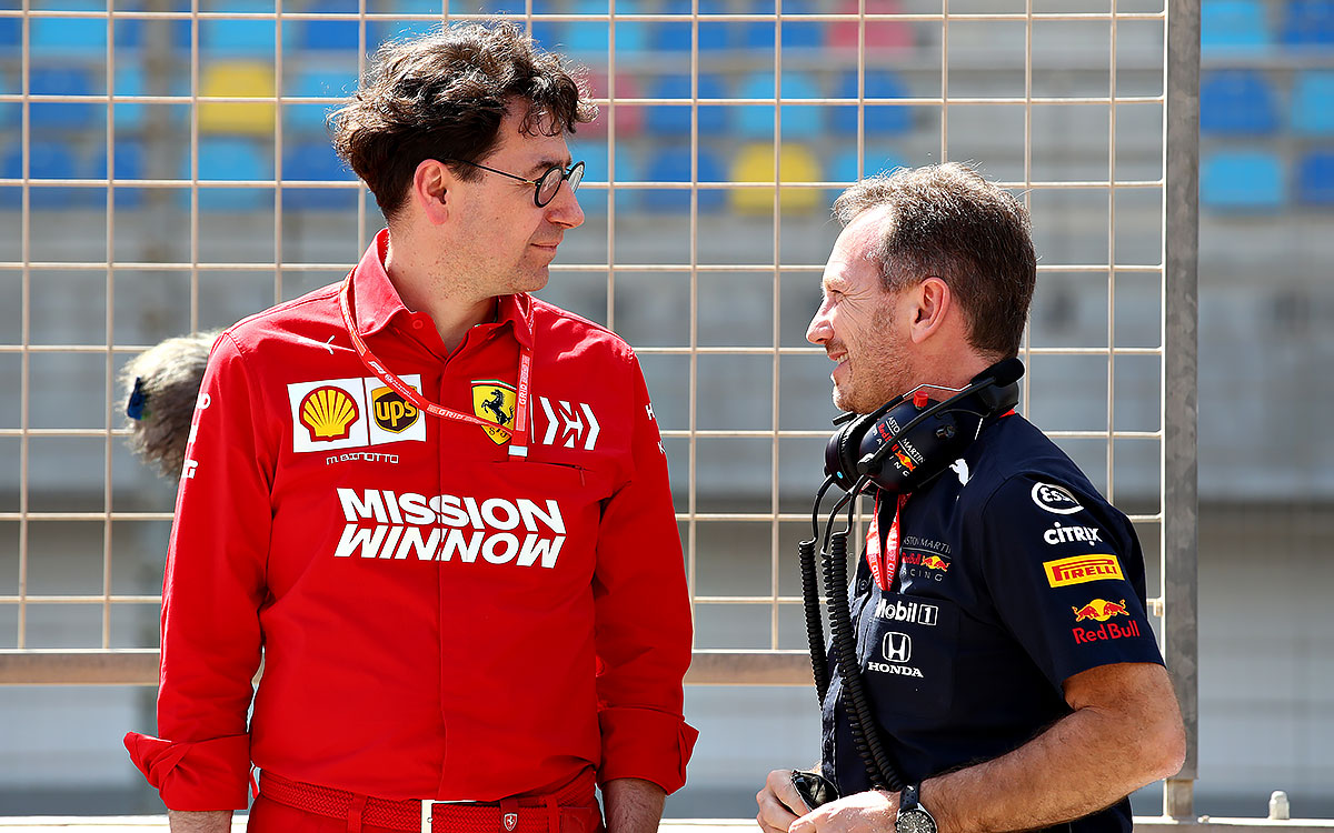 フェラーリチーム代表のマッティア・ビノットと会話するレッドブル・レーシングのクリスチャン・ホーナー代表、2019年3月29日F1バーレーンGPにて