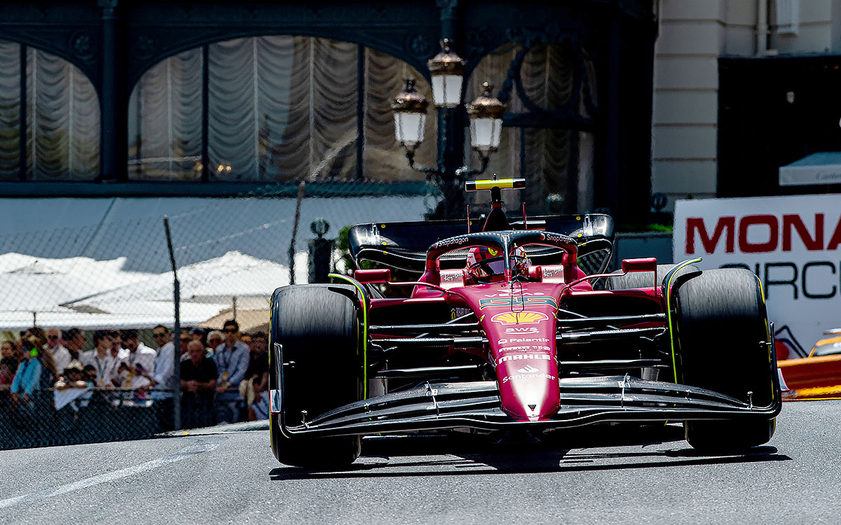 モンテカルロ市街地コースのカジノ前を駆け抜けるフェラーリのカルロス・サインツ、2022年5月27日F1モナコGPフリー走行