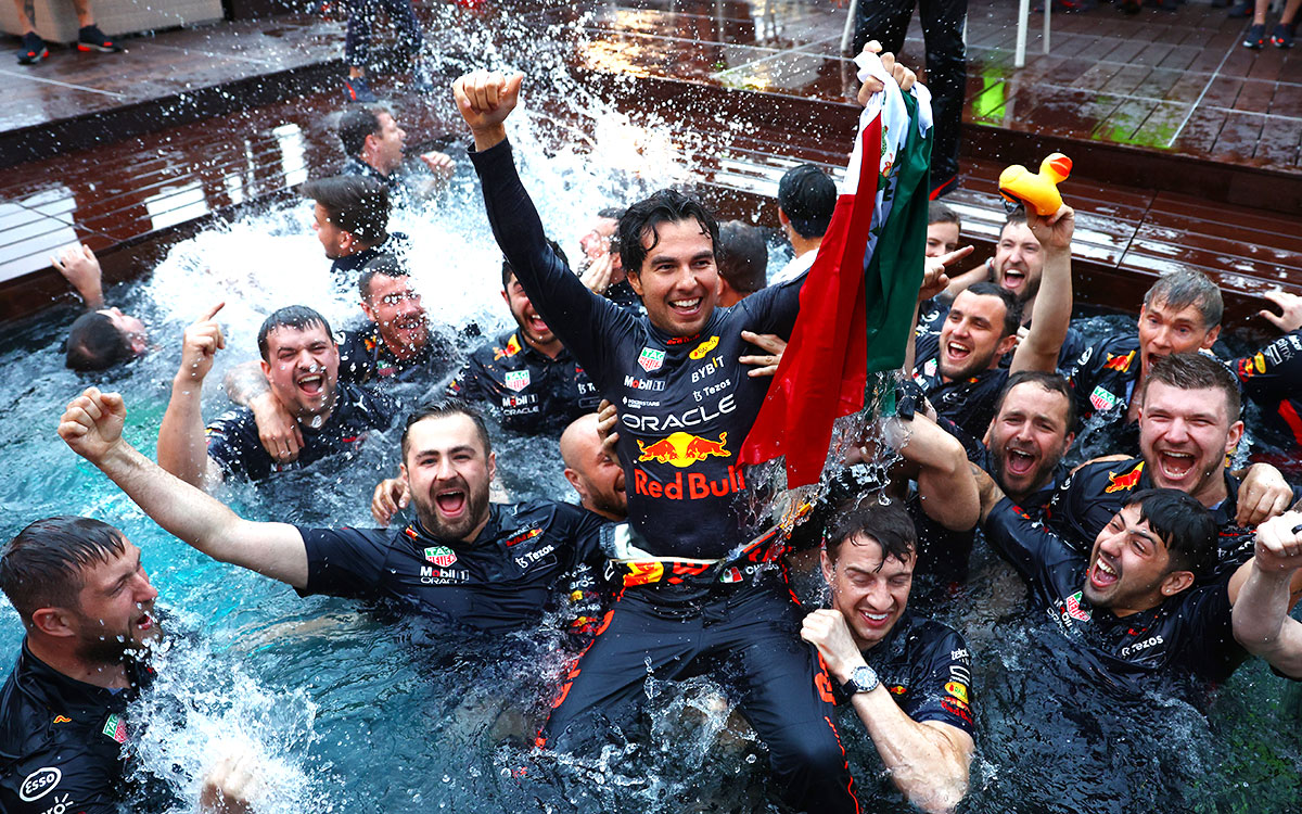 プールに飛び込み勝利を祝うセルジオ・ペレスとレッドブル、2022年5月29日F1モナコGP