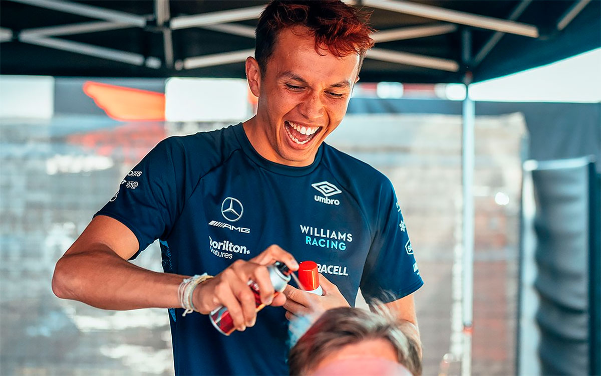 ウィリアムズF1チーム代表のヨースト・カピートの髪の毛を赤く染めるアレックス・アルボン、2022年5月19日F1スペインGP