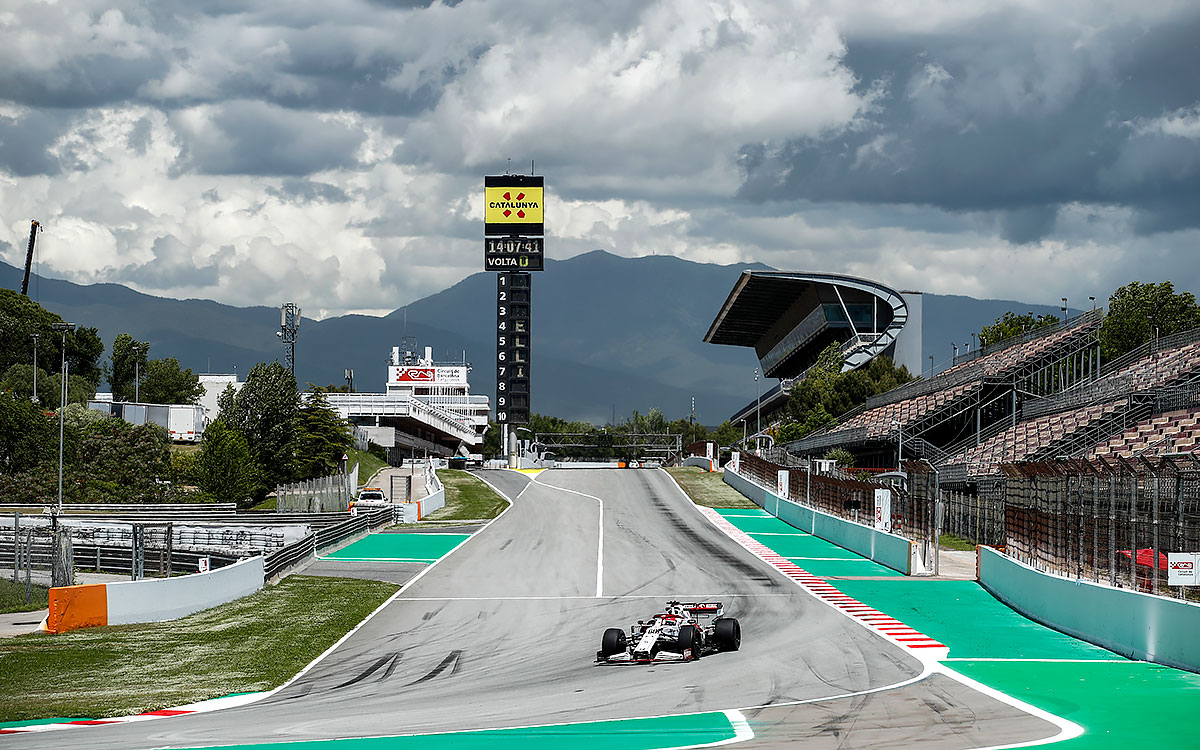 カタロニア・サーキット（F1スペインGP）のホームストレートを走行するアルファロメオのロバート・クビサ、2021年5月11日