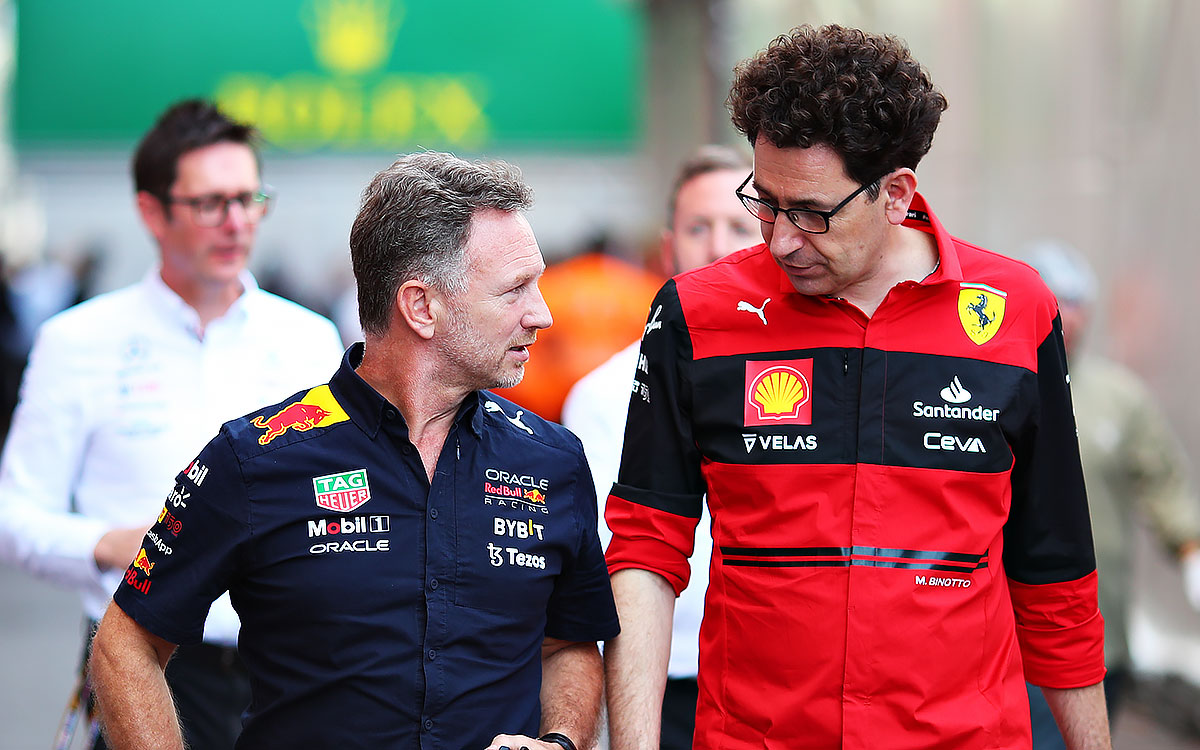 レッドブルのクリスチャン・ホーナー代表と並んでパドックを歩くフェラーリのマッティア・ビノット代表、2022年5月28日F1モナコGP