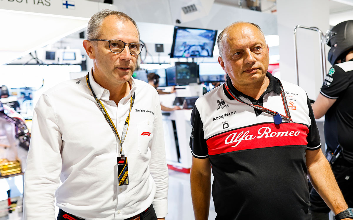F1のステファノ・ドメニカリCEOとアルファロメオのフレデリック・バスール代表、2022年5月6日F1マイアミGPにて