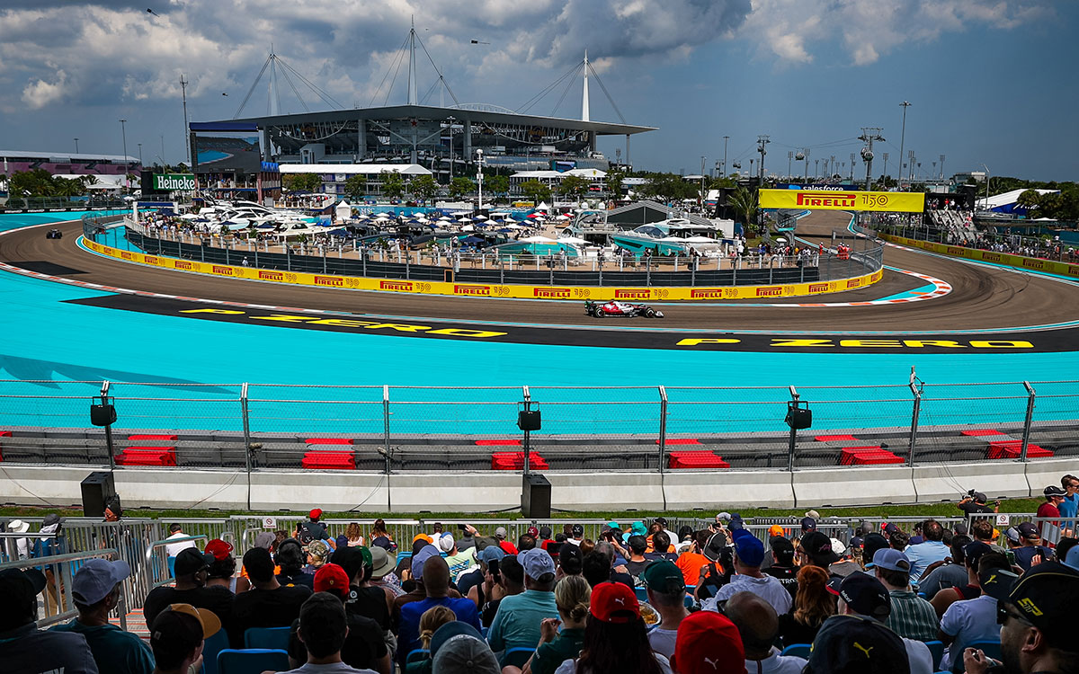 バルテリ・ボッタス（アルファタウリ）の走行を見守るスタンド席のファン、2022年5月6日F1マイアミGP