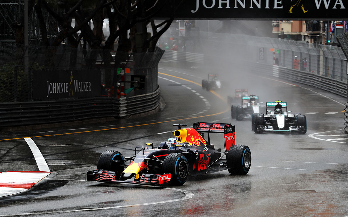 雨のモンテカルロ市街地コースを走行するレッドブルのダニエル・リカルド、2016年5月29日F1モナコGP決勝レースにて