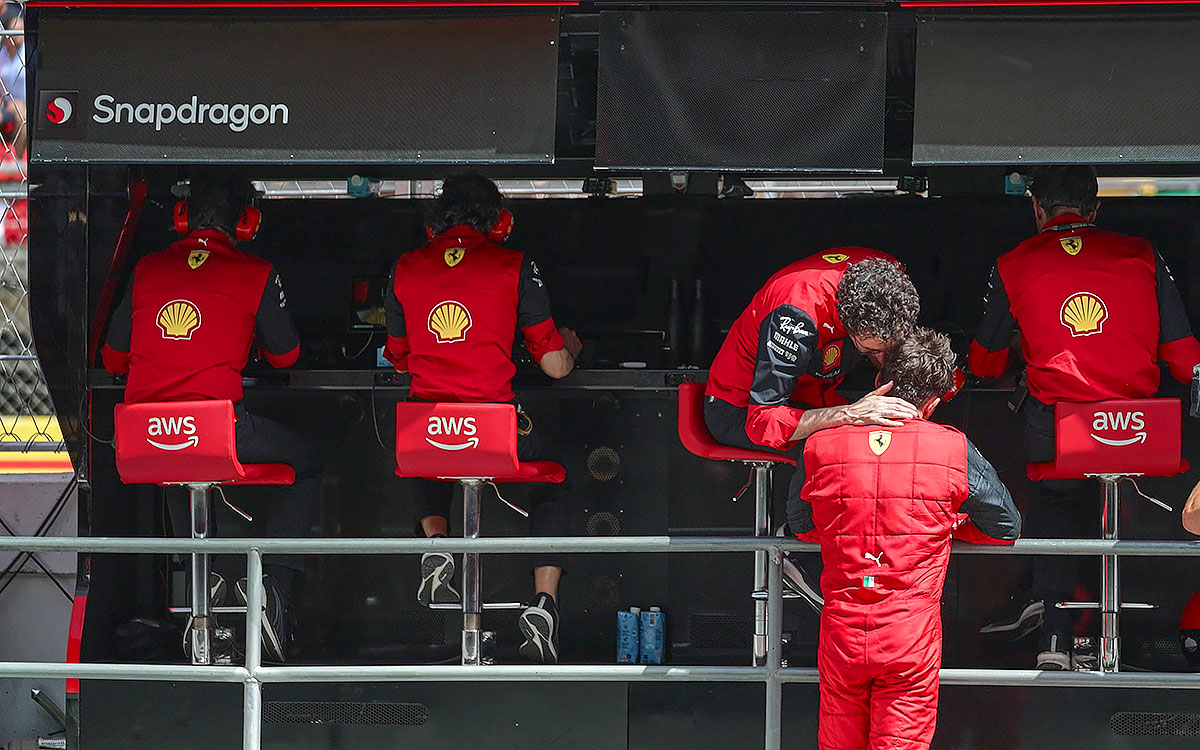 シャルル・ルクレールの肩を抱くフェラーリのマッティア・ビノット代表、2022年5月22日F1スペインGP