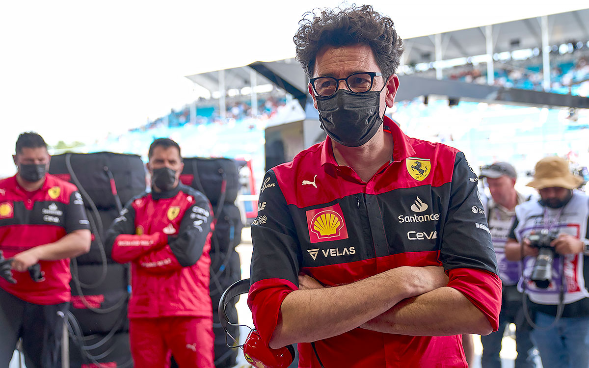 腕を組みガレージ内の様子を見守るスクーデリア・フェラーリのマッティア・ビノット代表、2022年5月6日F1マイアミGPにて