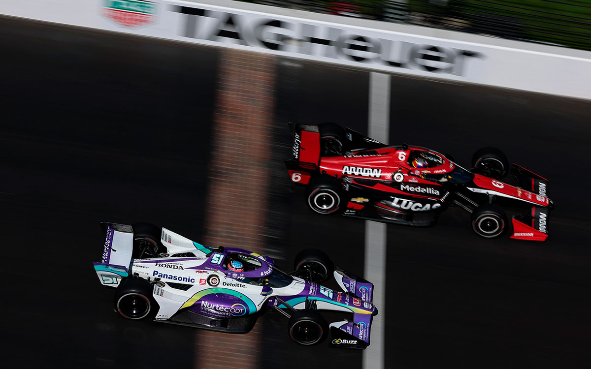 佐藤琢磨（デイル・コイン）とエリオ・カストロネベス（メイヤーシャンク）、2022年5月14日にインディアナポリス・モーター・スピードウェイで行われたインディカー・シリーズ第5戦GMRグランプリの決勝レースにて