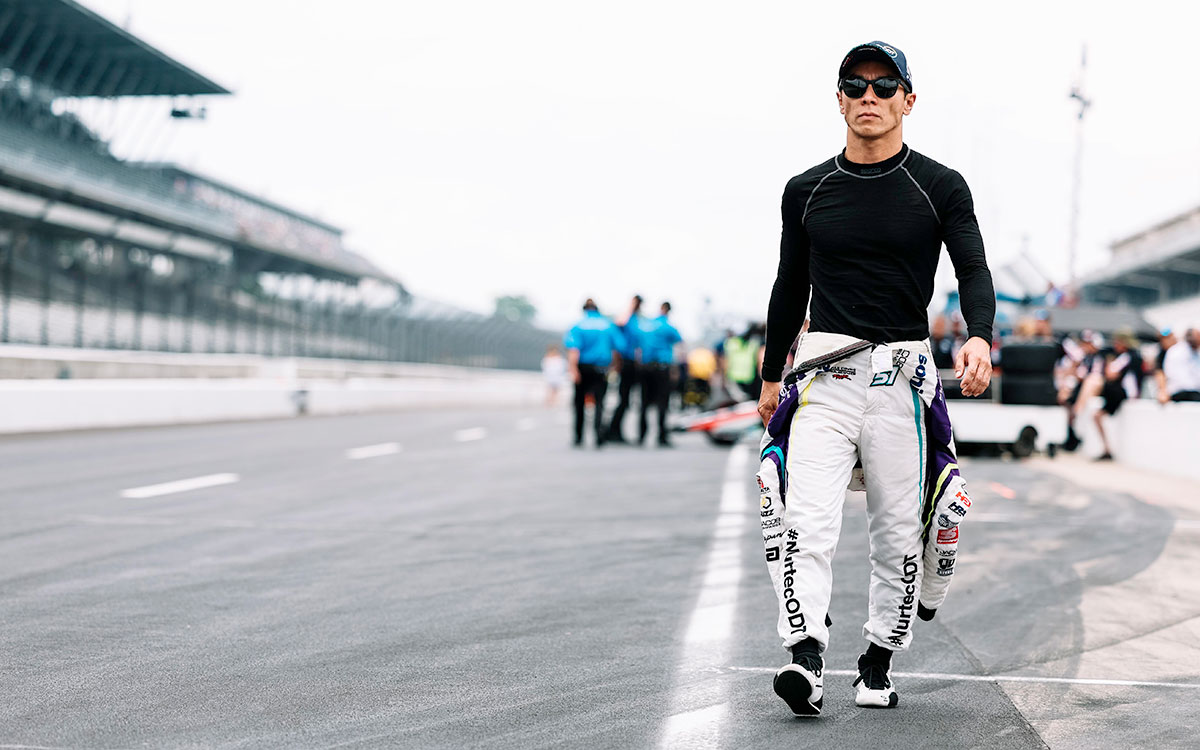 インディアナポリス・モーター・スピードウェイを歩くデイル・コイン・レーシングの佐藤琢磨、2022年5月21日インディ500予選
