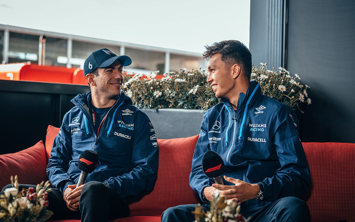 インタビューに応じるウィリアムズのニコラス・ラティフィとアレックス・アルボン、2022年4月23日F1エミリア・ロマーニャGP