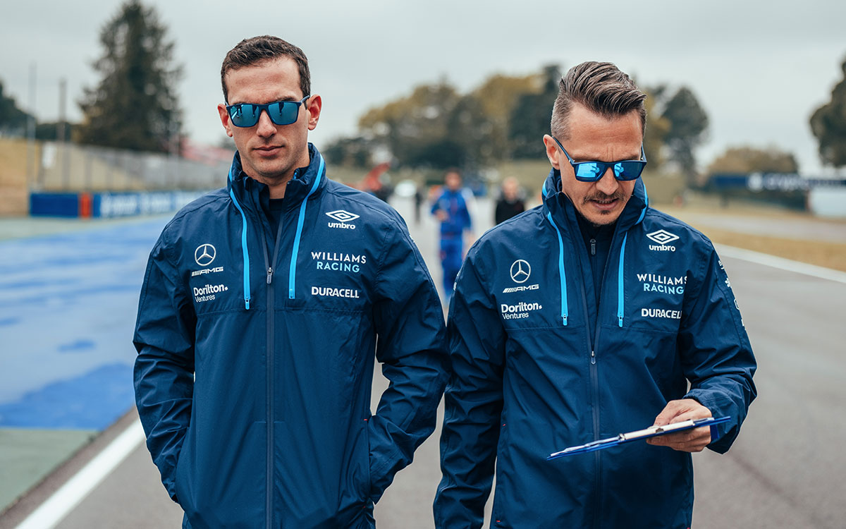 レースエンジニアのゲータン・ジェゴと共にイモラ・サーキットを歩くウィリアムズのニコラス・ラティフィ、2022年4月21日F1エミリア・ロマーニャGP