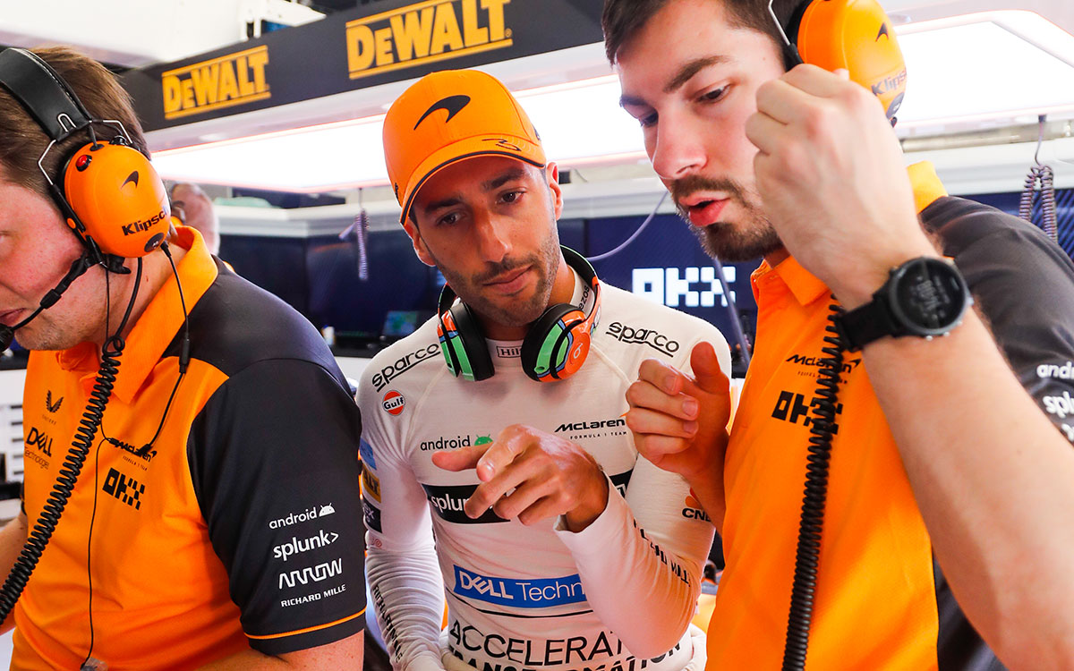 ガレージ内でエンジニアと仕事に取り組むマクラーレンのダニエル・リカルド、2022年5月22日F1スペインGP