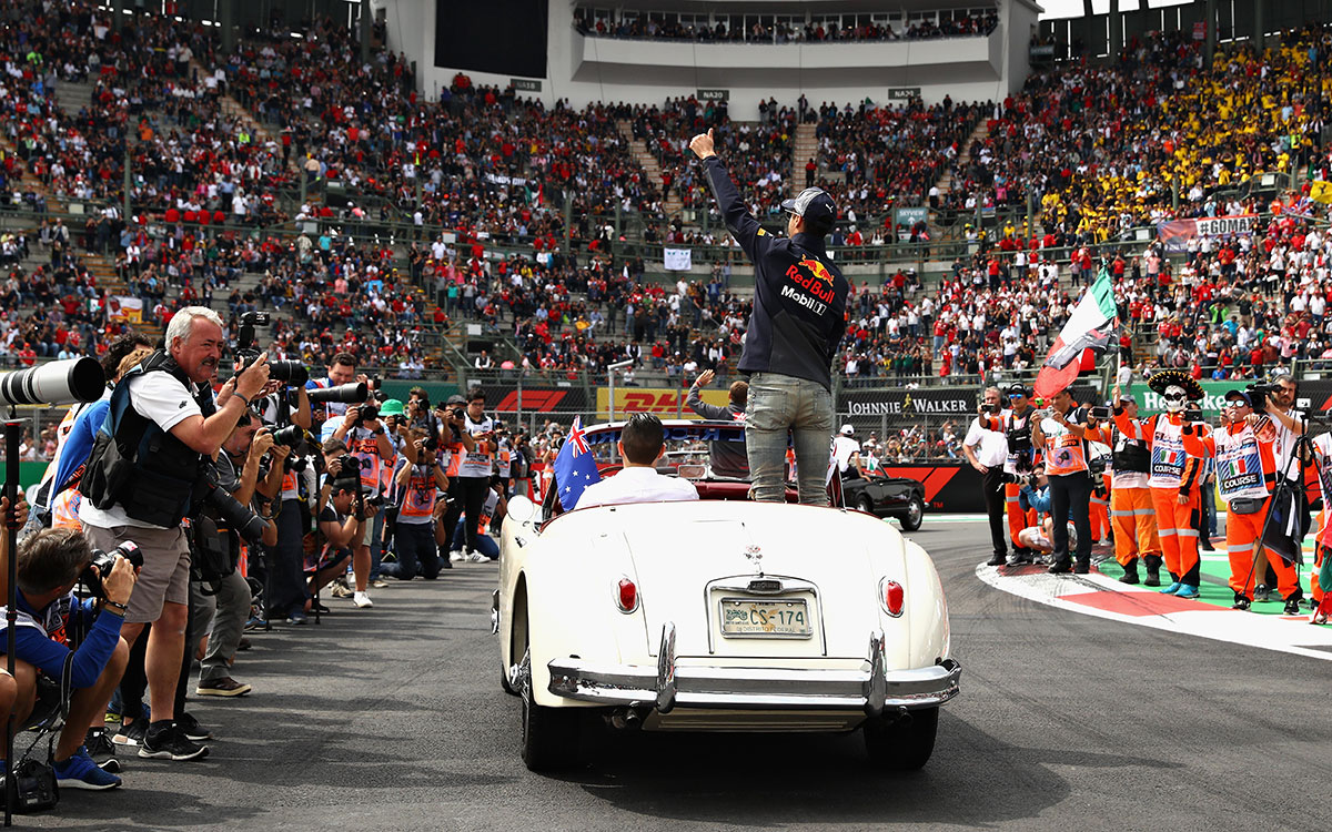 ドライバーズパレードで観客に手を振るレッドブル・レーシングのダニエル・リカルド、2018年10月28日F1メキシコGPにて
