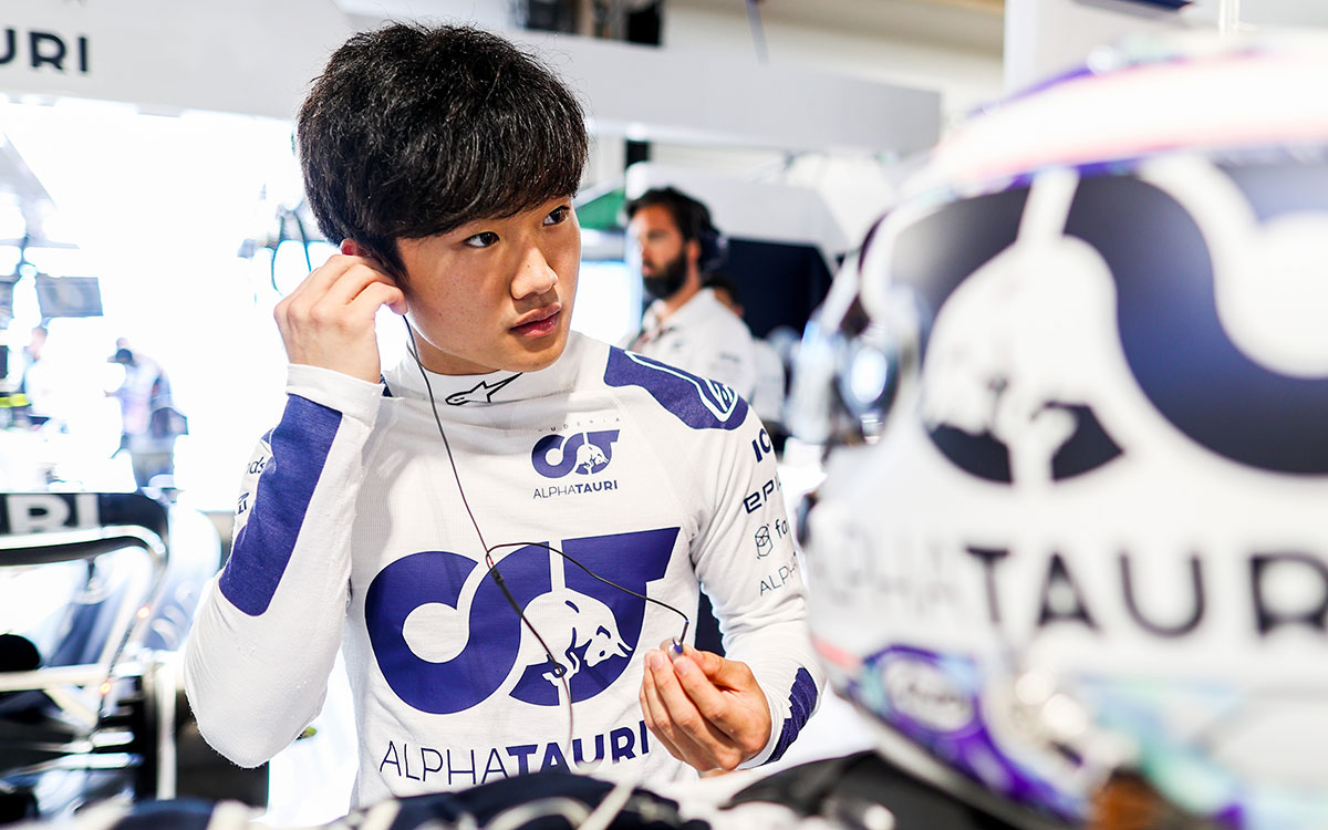 セッションに向けて準備を整えるスクーデリア・アルファタウリの角田裕毅、2022年5月6日F1マイアミGPフリー走行にて