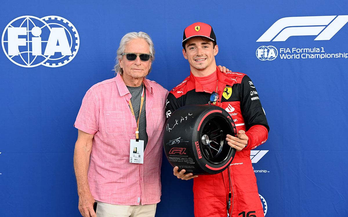俳優のマイケル・ダグラスとポールポジションを獲得したシャルル・ルクレール（フェラーリ）、2022年5月7日F1マイアミGP予選