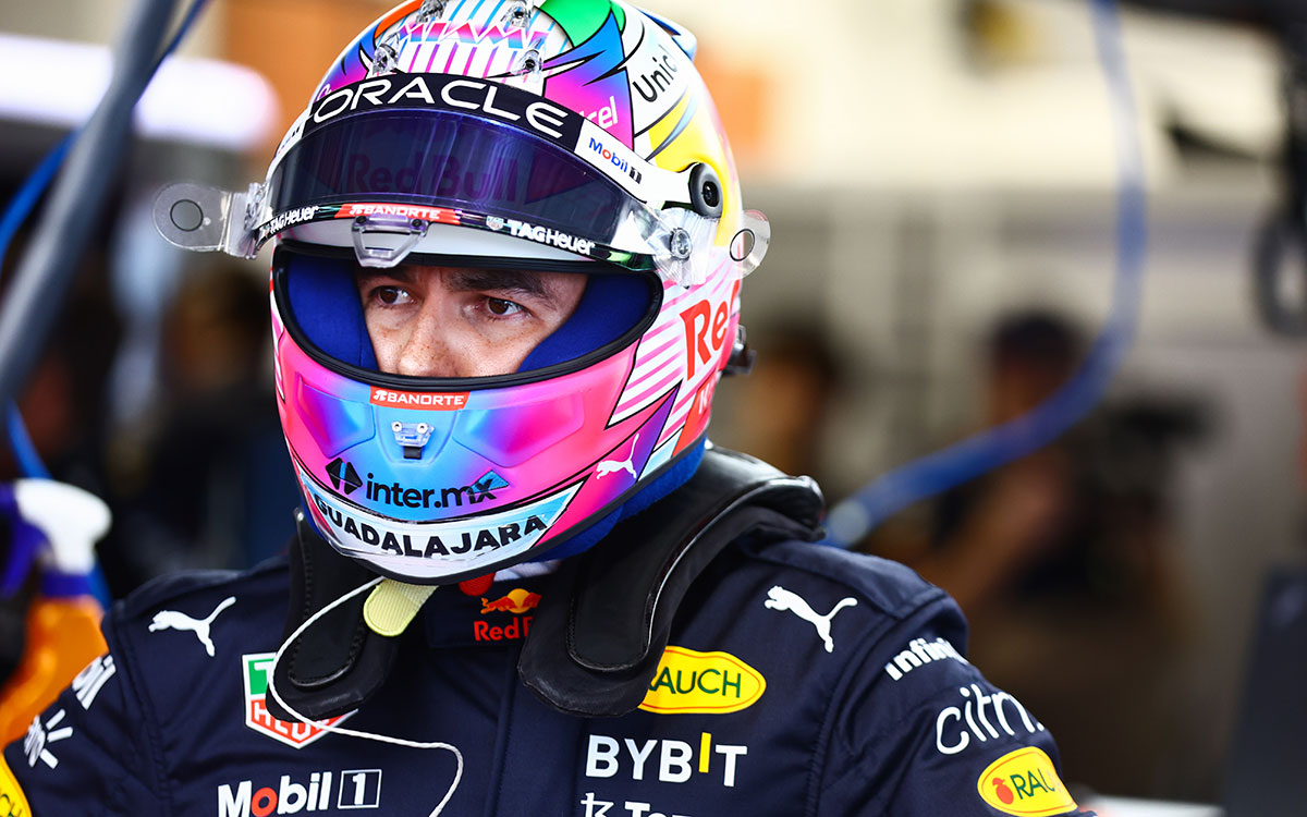 ガレージで出走の時を待つレッドブル・レーシングのセルジオ・ペレス、2022年5月7日F1マイアミGP予選