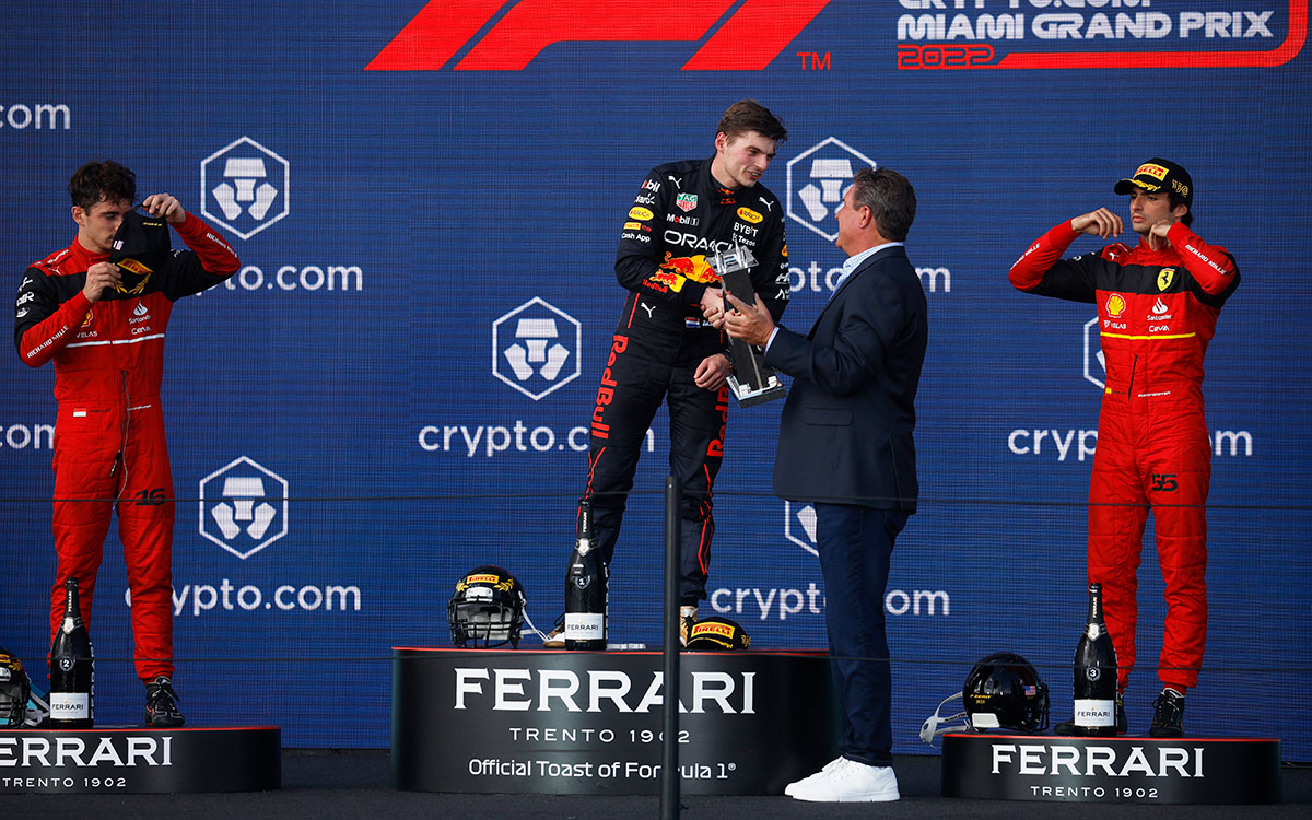NFLマイアミ・ドルフィンズの伝説ダン・マリーノから優勝トロフィーを受け取るマックス・フェルスタッペン（レッドブル）と、同じく表彰台に上がったシャルル・ルクレールとカルロス・サインツのフェラーリ勢、2022年5月8日F1マイアミGP