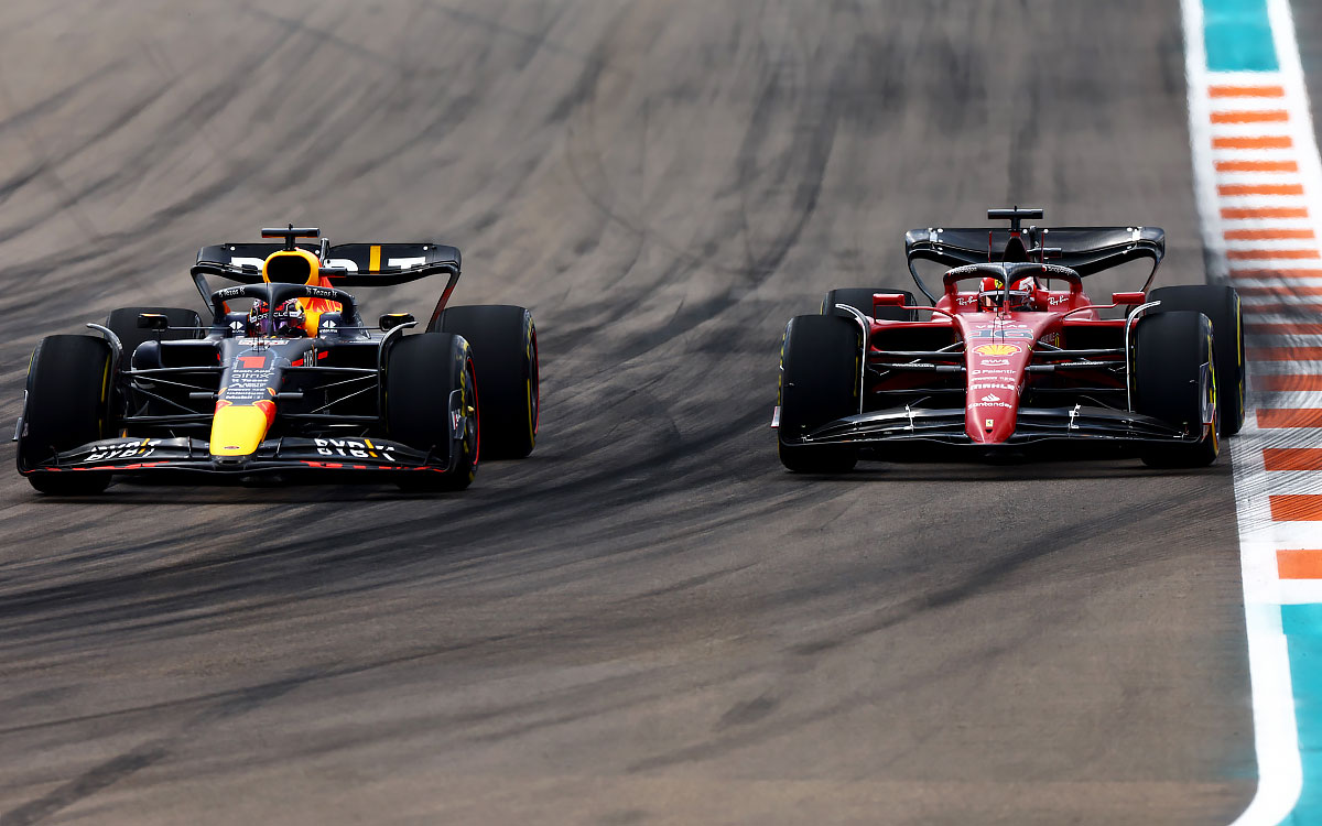 ターン1のイン側に飛び込みシャルル・ルクレール（フェラーリ）を交わすマックス・フェルスタッペン（レッドブル）、2022年5月8日F1マイアミGP決勝レース
