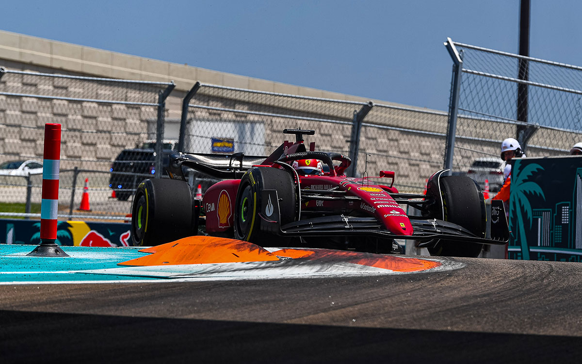 マイアミ・インターナショナル・オートドロームのターン14・15を走行するスクーデリア・フェラーリのシャルル・ルクレール、2022年5月6日F1マイアミGP FP1