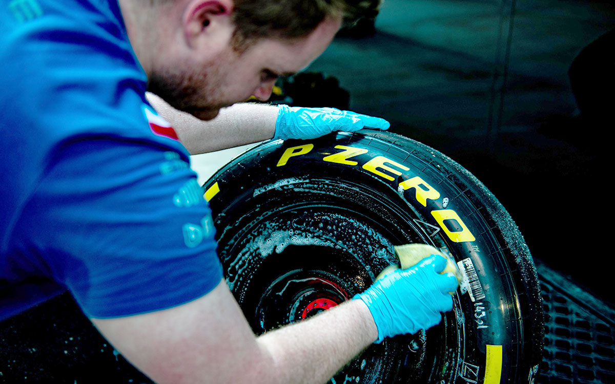 タイヤとホイールを洗浄するピレリのスタッフ、2022年5月6日F1マイアミGP