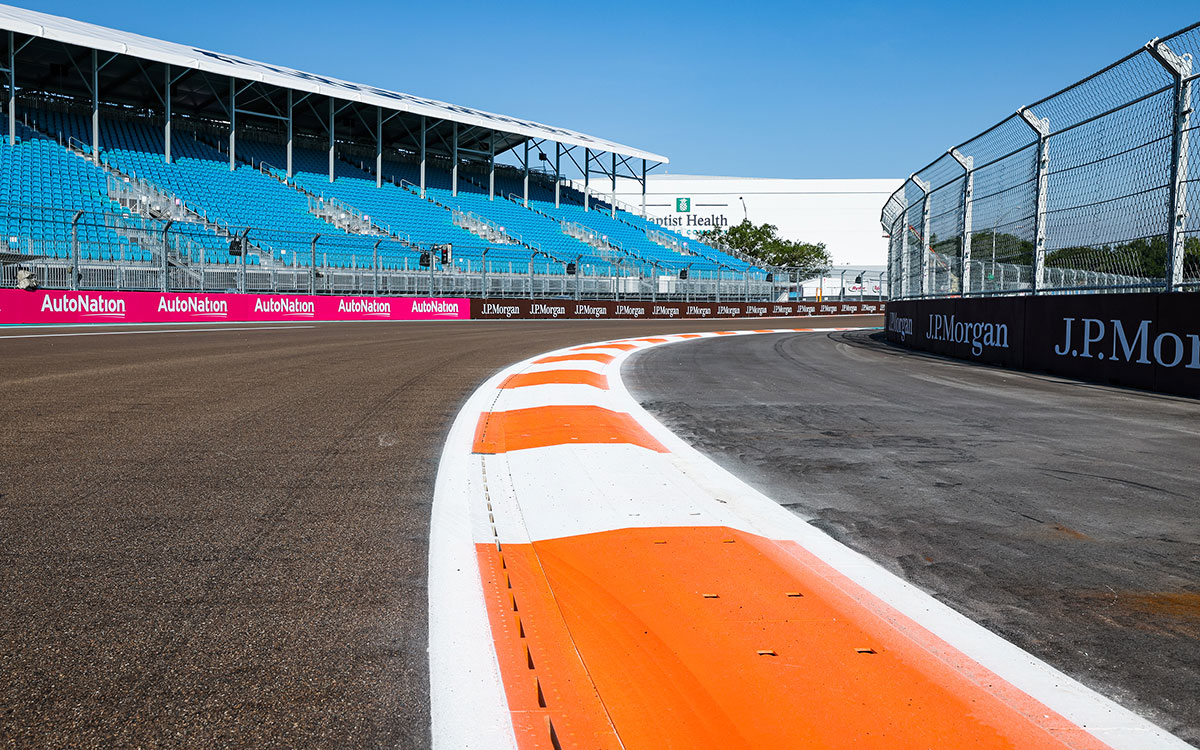 F1マイアミGPの舞台マイアミ・インターナショナル・オートドロームの縁石、2022年5月5日