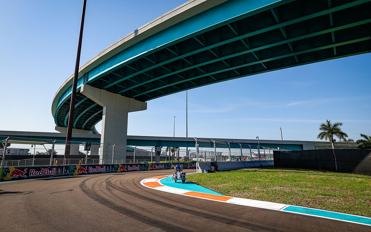 有料道路の陸橋下に設けられたマイアミ・インターナショナル・オートドロームのコース、2022年5月5日F1マイアミGP