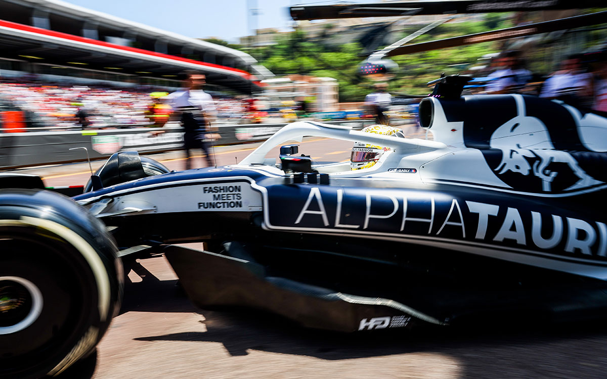 ガレージから出てコースに向かうアルファタウリのピエール・ガスリー、2022年5月28日F1モナコGP