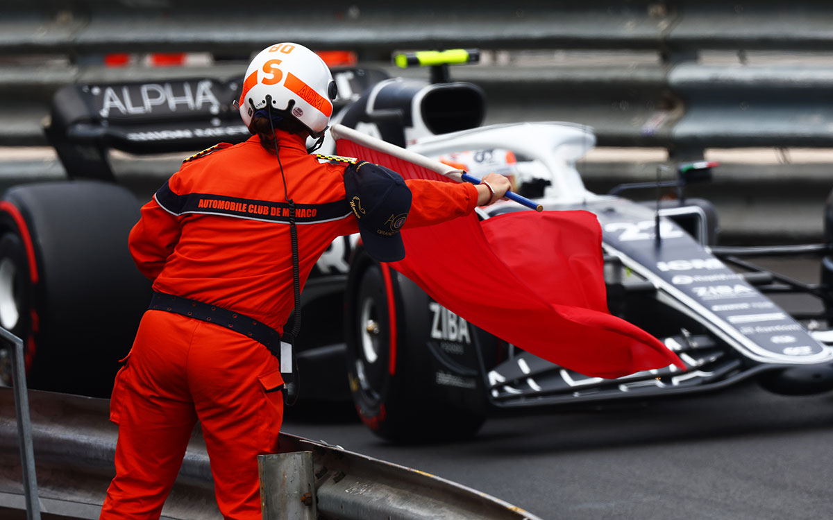接触によって左フロントを損傷したアルファタウリの角田裕毅に赤旗を振るマーシャル、2022年5月28日F1モナコGP予選