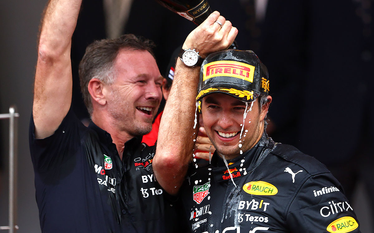 優勝したセルジオ・ペレスの頭にシャンパンを注ぐレッドブルのクリスチャン・ホーナー代表、2022年5月29日F1モナコGP決勝レース
