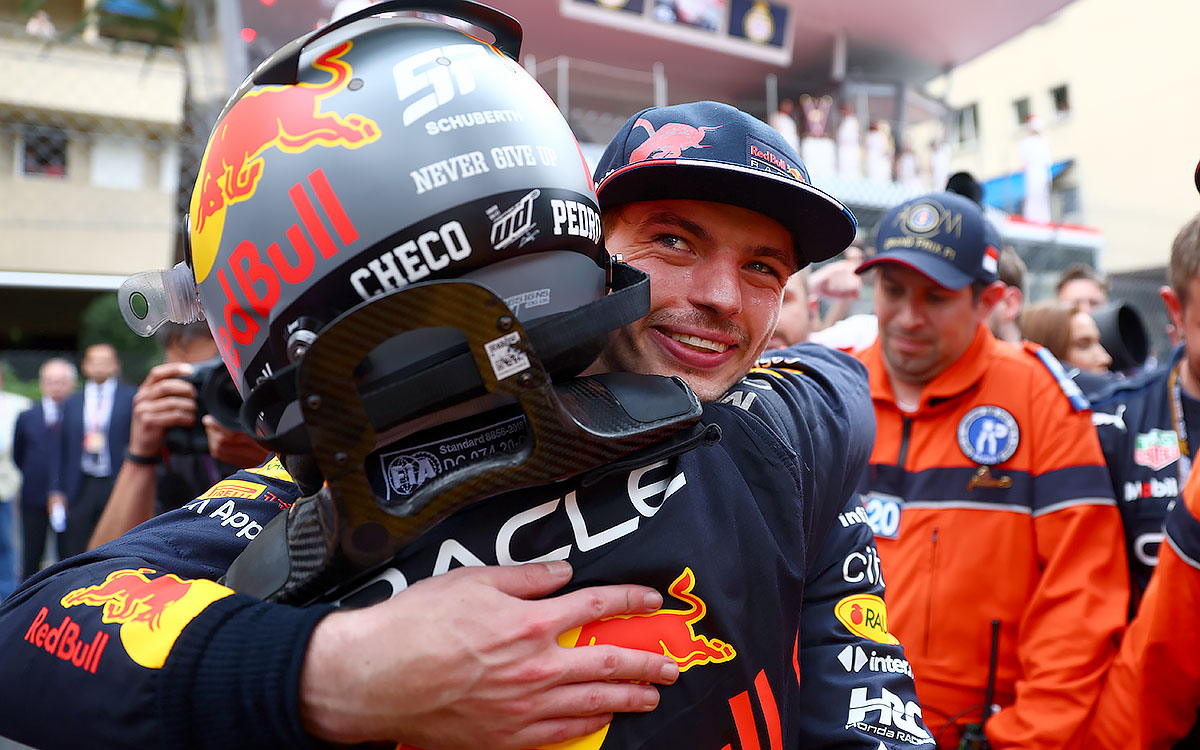 優勝したチームメイトのセルジオ・ペレスを包容して祝福するレッドブルのマックス・フェルスタッペン、2022年5月29日F1モナコGP決勝レース