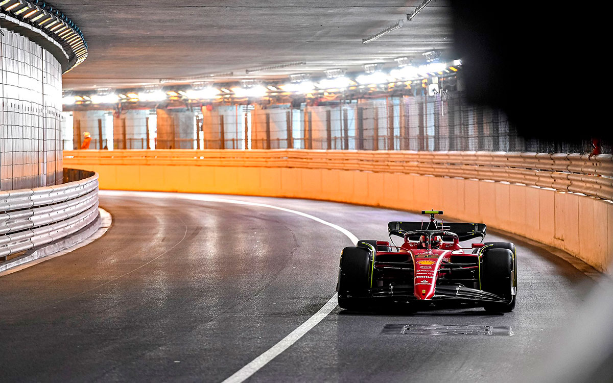 モンテカルロ市街地コースのトンネル内を走行するフェラーリのカルロス・サインツ、2022年5月27日F1モナコGPフリー走行1