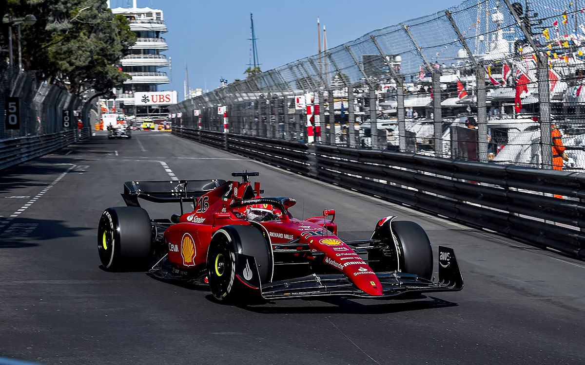 モンテカルロ市街地コースを周回するスクーデリア・フェラーリのシャルル・ルクレール、2022年5月27日F1モナコGPフリー走行2にて