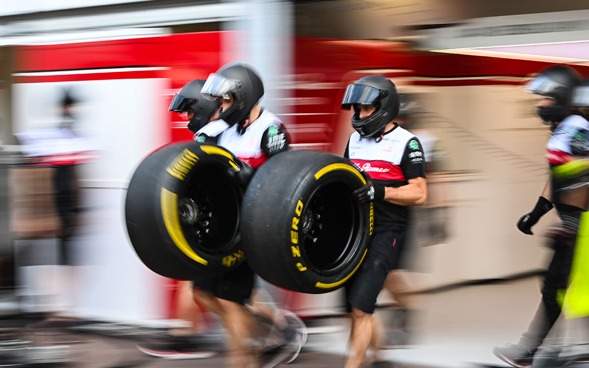 ピットストップ練習に取り組むアルファロメオのピットクルー、2022年5月26日F1モナコGP
