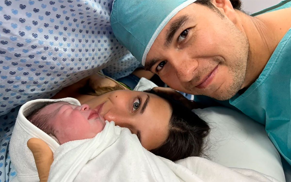 レッドブル・レーシングのセルジオ・ペレスと妻カローラ・マルティネスと生まれたばかりのエミリオ君、2022年5月15日