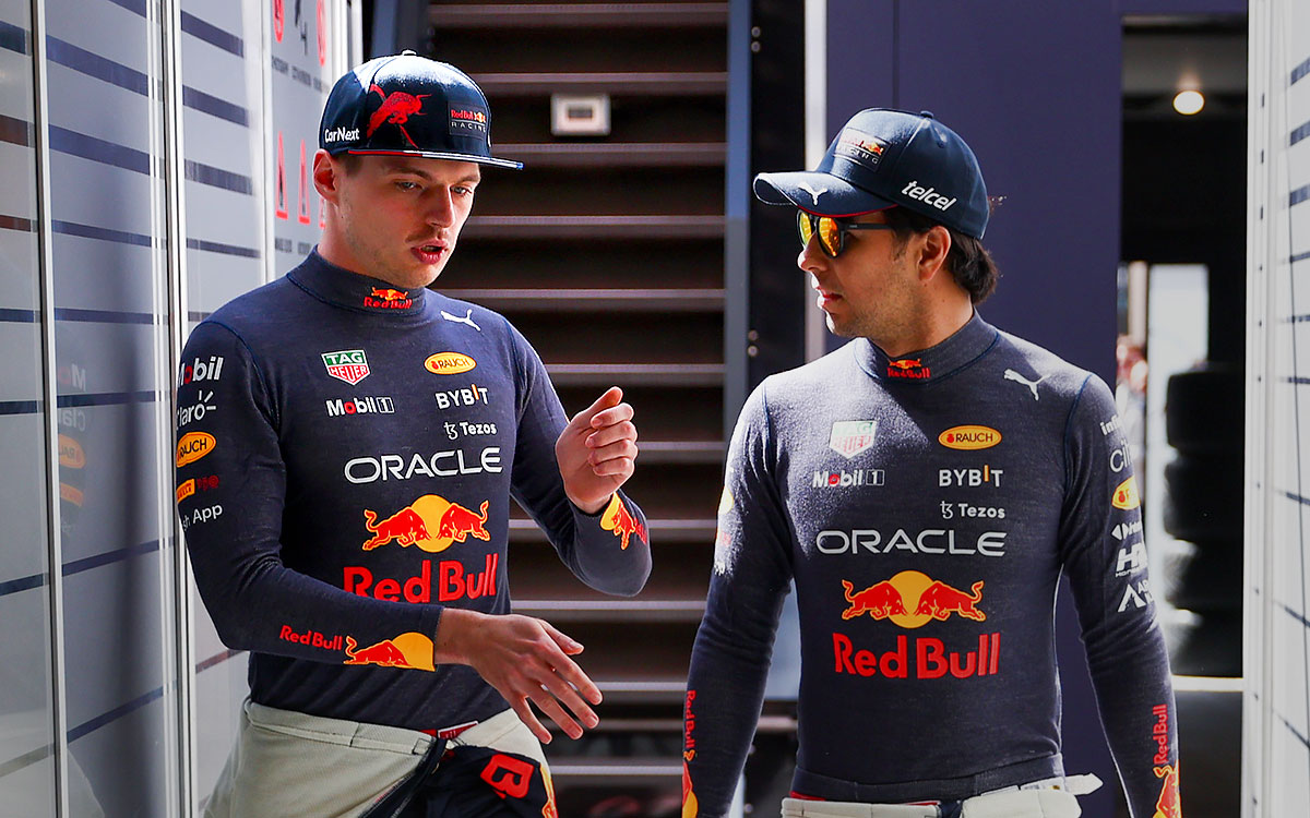 ガレージ内で会話を交わすレッドブルのマックス・フェルスタッペンとセルジオ・ペレス、2022年5月20日F1スペインGP