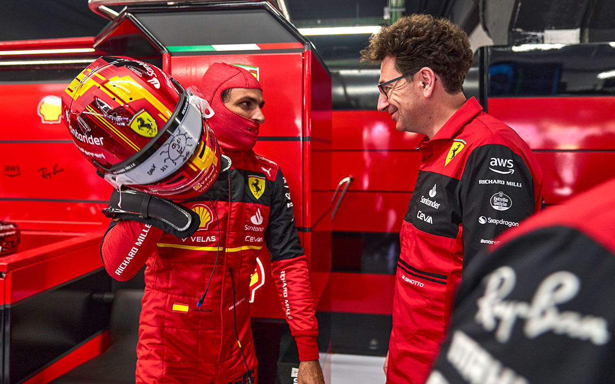 ガレージ内で話を交わすフェラーリのカルロス・サインツとマッティア・ビノット代表、2022年5月20日F1スペインGP