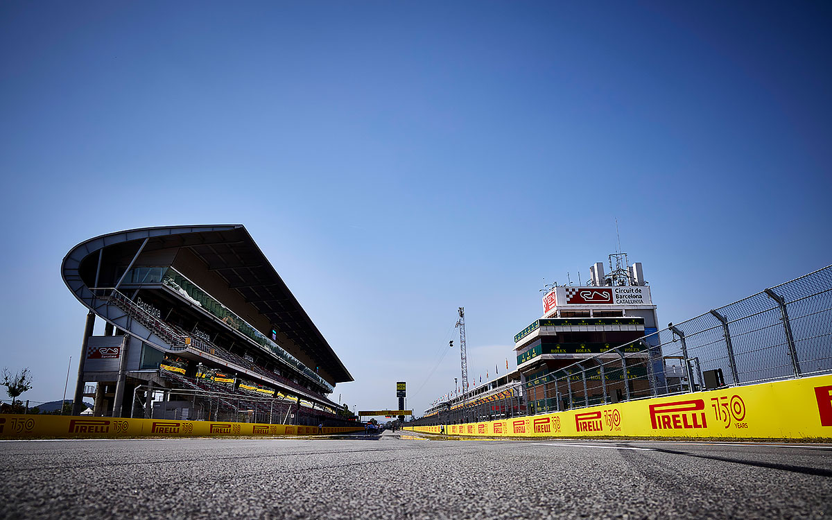最終コーナー側から見たカタロニア・サーキットのホームストレート、2022年5月19日F1スペインGP
