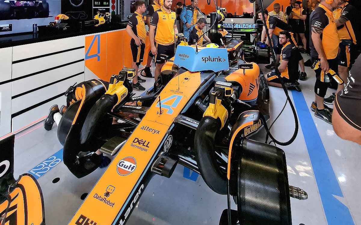 ガレージ内に停まるランド・ノリスのマクラーレンMCL36、2022年5月20日F1スペインGPフリー走行1