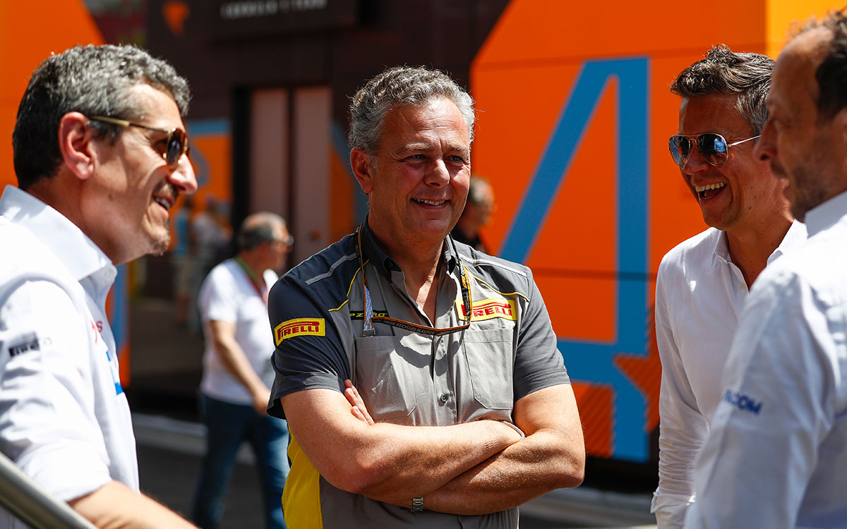 ピレリのモータースポーツ部門を率いるマリオ・イゾラとハースのギュンター・シュタイナー代表、2022年5月21日F1スペインGP