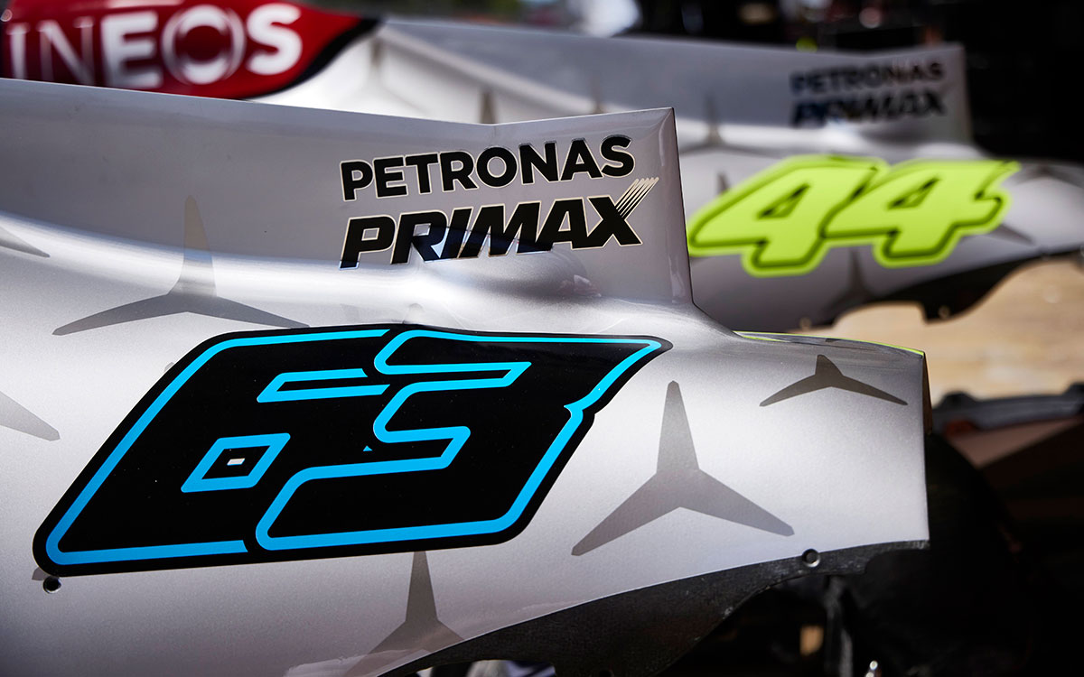 メルセデスW13のエンジンカバーに掲げられたジョージ・ラッセルとルイス・ハミルトンのカーナンバー、2022年5月20日F1スペインGP