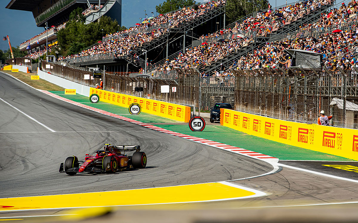 カタロニア・サーキットのターン1を駆け抜けるスクーデリア・フェラーリのシャルル・ルクレール、2022年5月20日F1スペインGP