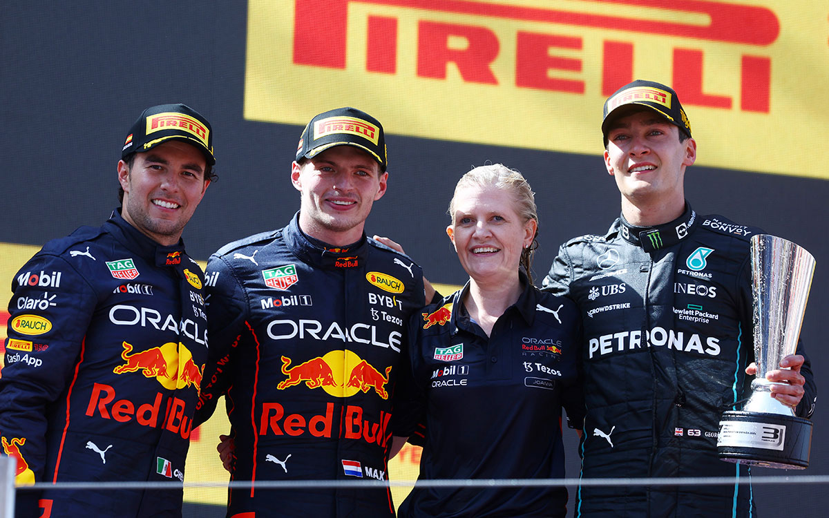 表彰台に上がったレッドブルのセルジオ・ペレスとマックス・フェルスタッペン、メルセデスのジョージ・ラッセル、2022年5月22日F1スペインGP