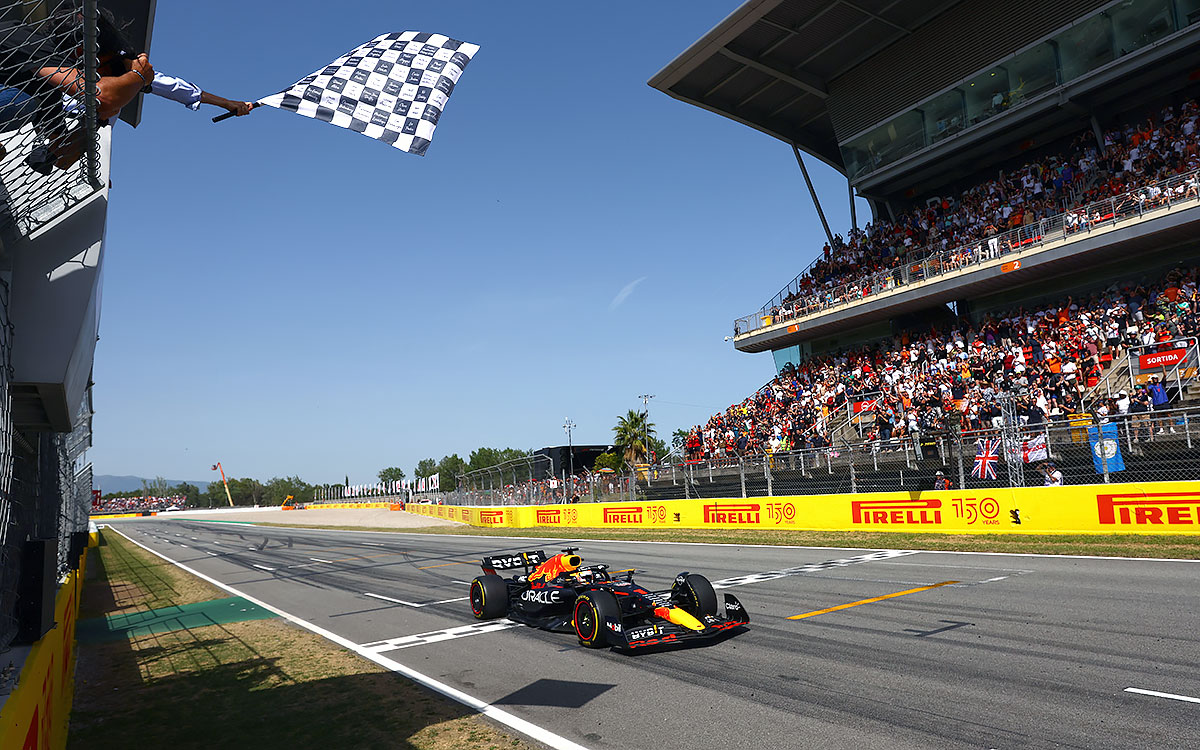 トップチェッカーを受けるレッドブルのマックス・フェルスタッペン、2022年5月22日F1スペインGP決勝レースにて