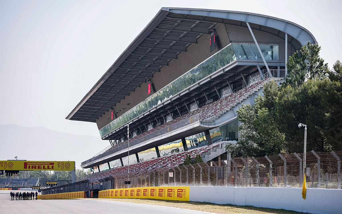 カタロニア・サーキットのグランドスタンド、2022年5月19日F1スペインGPにて